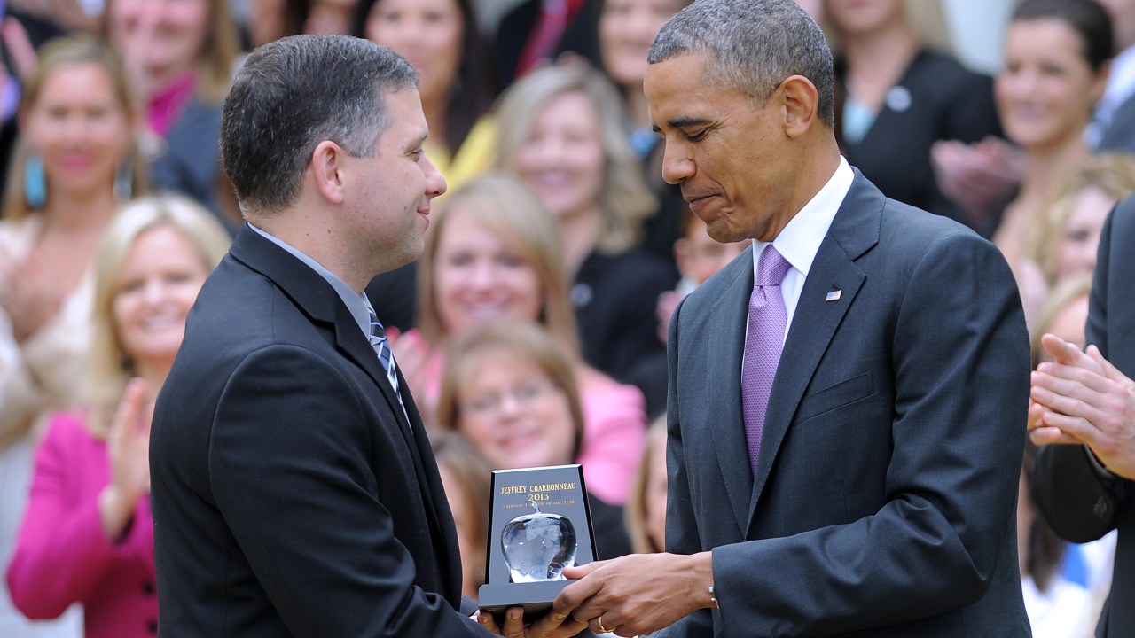 Obama entrega troféu ao professor Jeff Charbonneau