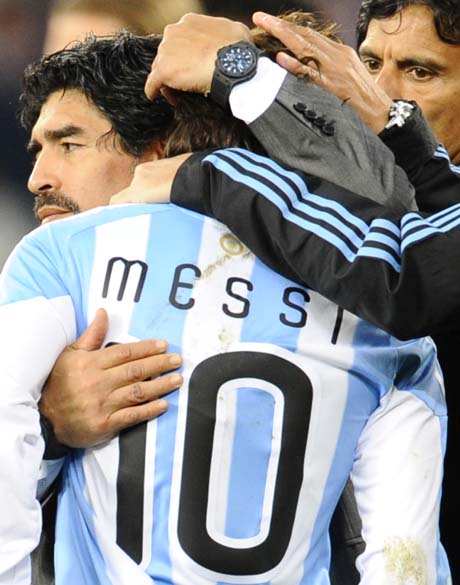 O técnico argentino Diego Maradona abraça o atacante Lionel Messi após a derrota de 4 a 0 para a Alemanha nas quartas de final