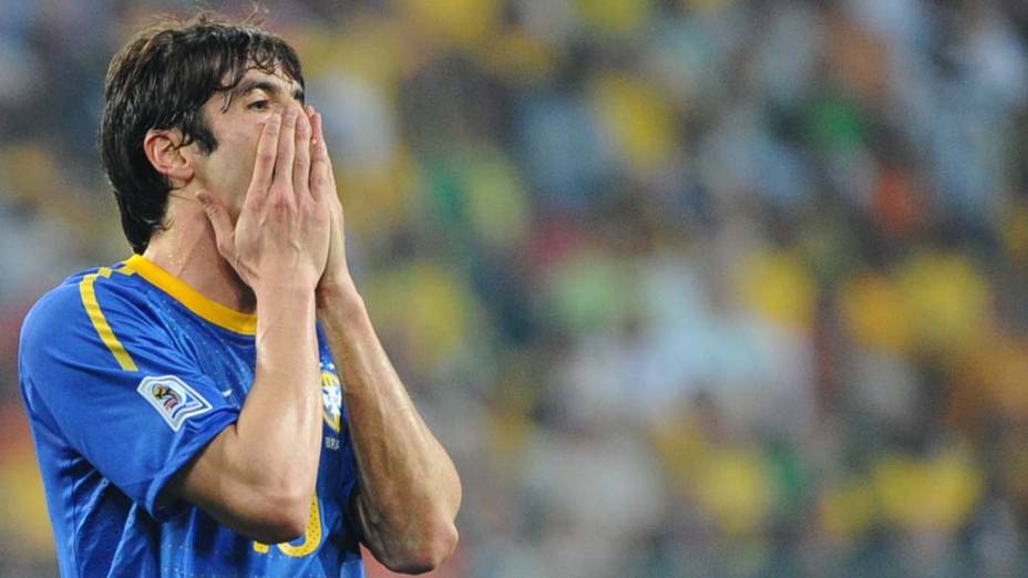 Kaká lamenta lance perdido durante partida contra a Holanda nas quartas de final da Copa de 2010. A seleção brasileira foi eliminada após perder por 2 a 1
