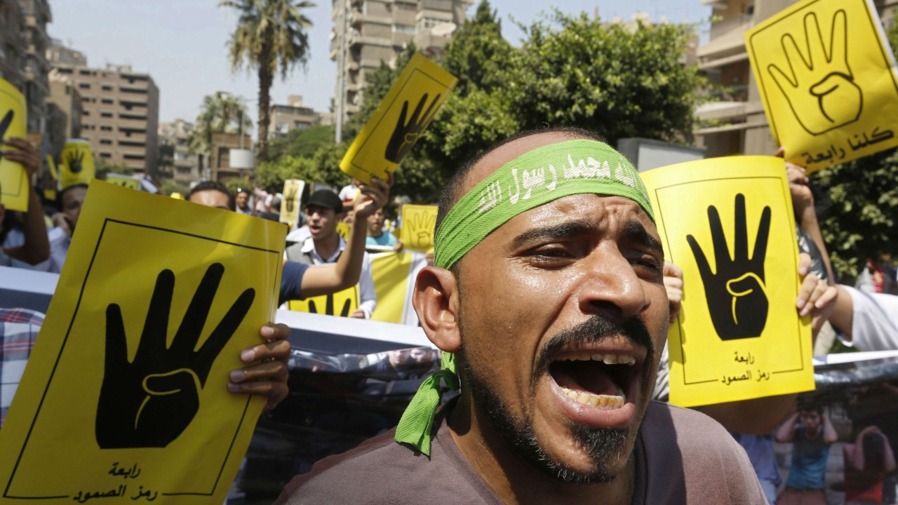 Membro da Irmandade Muçulmana protesta contra o governo interino do Egito