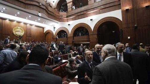 Membros da Comissão Constituinte do Egito discutem projeto no dia 29 de novembro, no Cairo