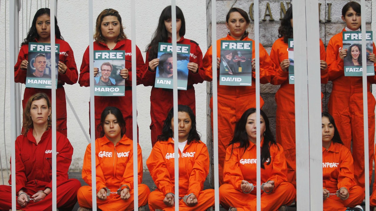Membros do Greenpeace protestam contra a prisão de ativistas presos na Rússia