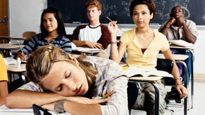 menina dorme na sala de aula