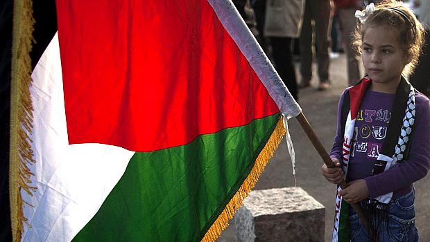 Menina segura bandeira palestina