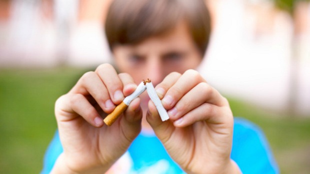 Pesquisadores afirmam que medidas mais eficazes precisam ser adotadas para afastar jovens da influência das campanhas de cigarro