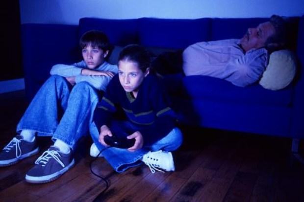 Menino jogando um jogo online com seus amigos