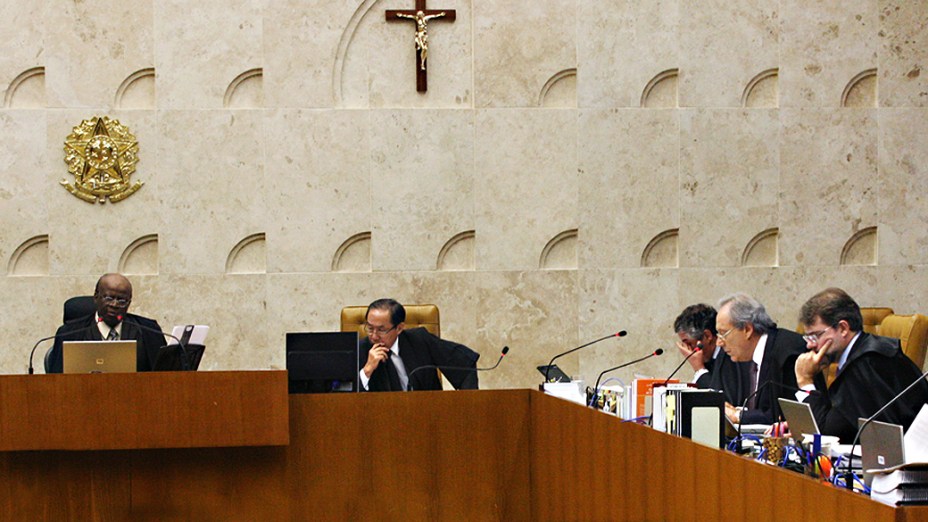 Os ministros do Supremo Tribunal Federal (STF), durante análise dos recursos apresentados pelas defesas dos 25 réus condenados pela corte, os chamados embargos, nesta quarta-feira (04)
