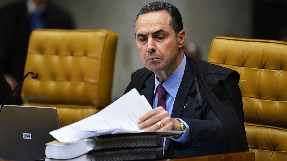 O ministro do Supremo Tribunal Federal (STF) Luís Barroso, durante análise dos recursos apresentados pelas defesas dos 25 réus condenados pela corte, os chamados embargos, nesta quarta-feira (04)