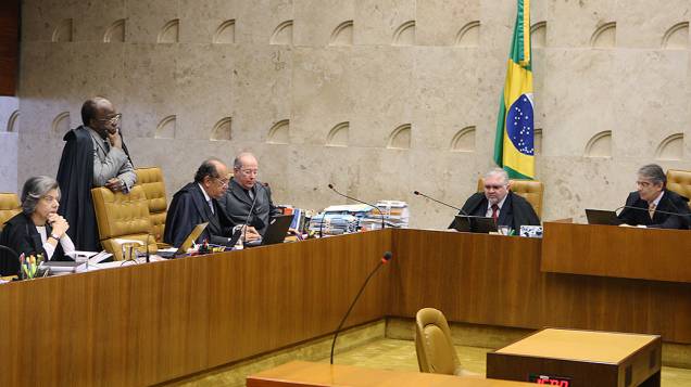Ministros do STF retomam o julgamento do mensalão, com o voto do revisor, ministro Ricardo Lewandowski