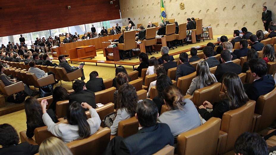 Os ministros do STF retomaram na sessão plenária o julgamento do mensalão, nesta quarta-feira(29)