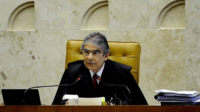 O presidente do Supremo Tribunal Federal (STF), Carlos Ayres Britto, vota no processo do mensalão