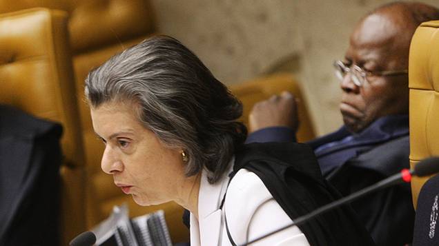 Ministra Cármen Lúcia durante julgamento do mensalão, em 13/09/2012