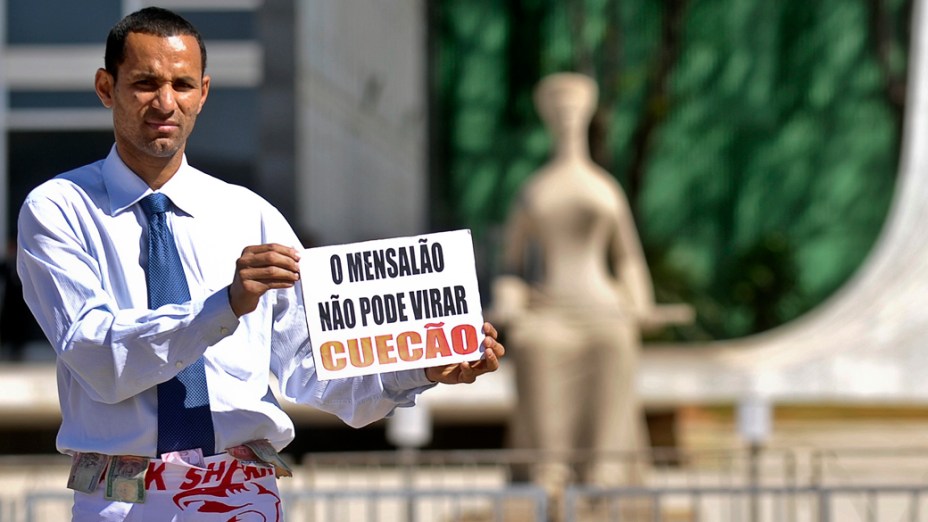 Do lado de fora do Supremo Tribunal Federal (STF) pessoas protestam durante julgamento o mensalão