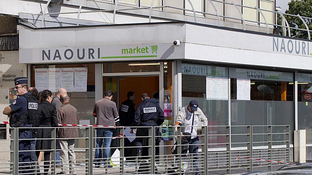 Policiais investigam cena do crime, em Sarcelles, periferia de Paris