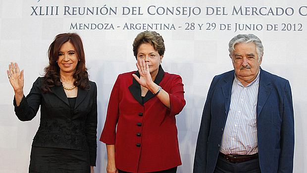 Presidentes de Argentina (Cristina Kirchner), Brasil (Dilma Rousseff) e Uruguai (José Mujica) na cúpula do Mercosul, em Mendoza