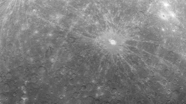 Destaque da superfície de Mercúrio: a primeira imagem feita a partir da órbita do planeta