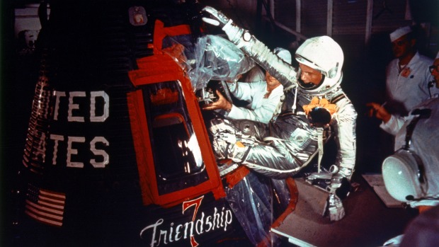 John Glenn, o primeiro astronauta americano, entra na cápsula Mercury, chamada "Friendship 7", no dia 20 de fevereiro de 1962, antes do lançamento ao espaço