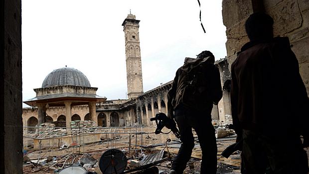 Rebeldes na mesquita destruída de Umayyad, em Alepo