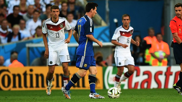 O argentino Zabaleta cabeceia a bola no jogo contra a Alemanha na final da Copa no Maracanã, no Rio