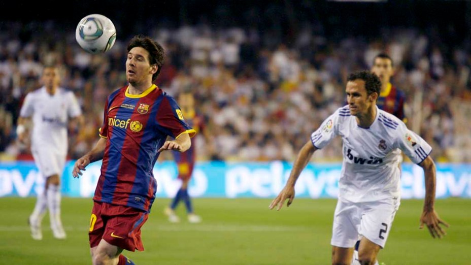 Messi em lance com Ricardo Carvalho durante a partida entre Real Madrid e Barcelona pela final da Copa do Rei, Valência