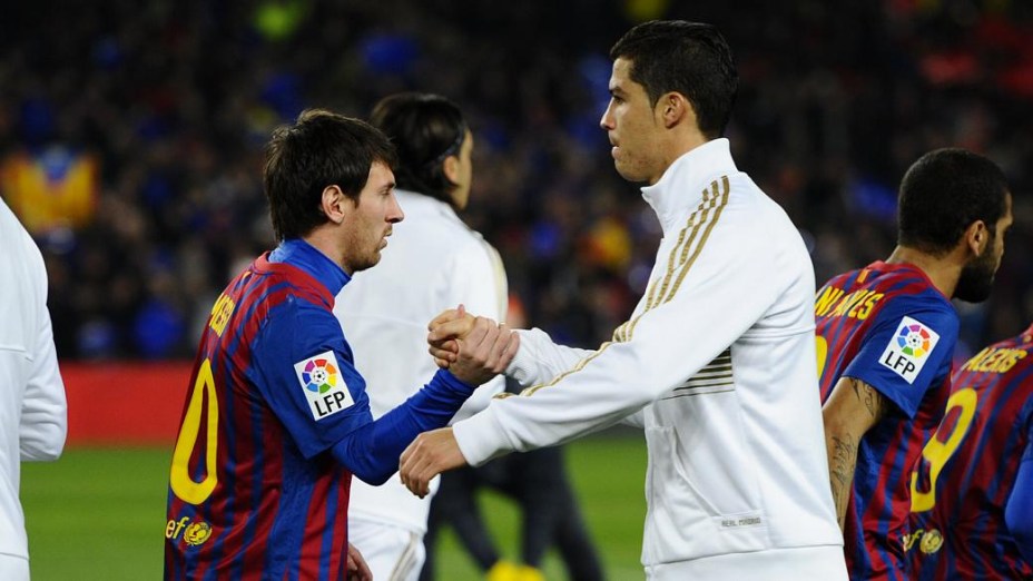 Messi e Cristiano Ronaldo se cumprimentam em clássico em janeiro de 2012