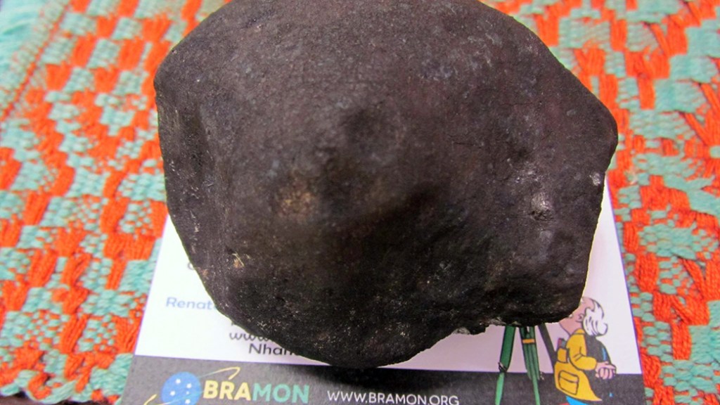 Meteorito encontrado em Porangaba, de aproximadamente 400 gramas