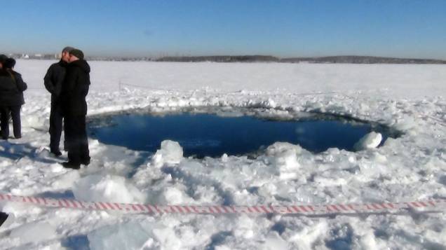 <p>Buraco aberto no gelo pela queda do meteorito na cidade de Tcheliabinsk, na Rússia</p>