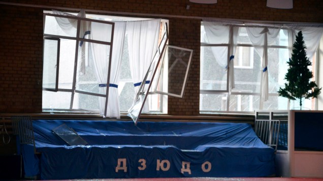 <p>Janela de ginásio de esportes danificada pela queda de meteorito em Tcheliabinsk, na Rússia</p>