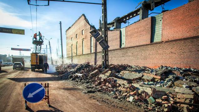 <p>Fábrica de zinco após ser atingida por meteorito na cidade de Chelyabinsk, Rússia</p>