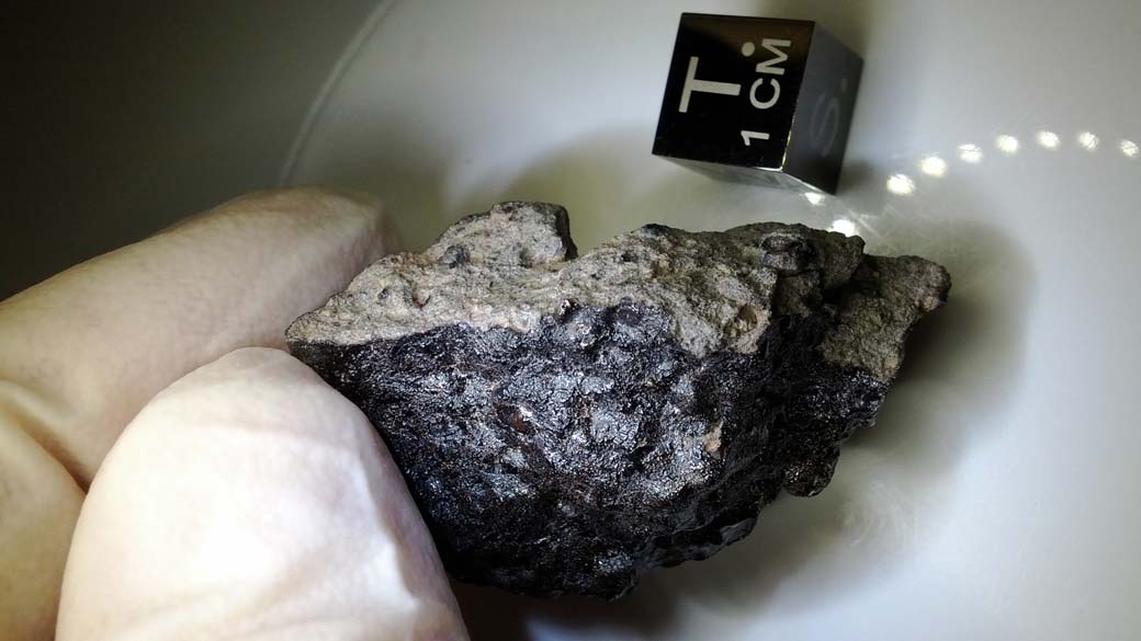 Fragmento do meteorito "Tissint", que foi encontrado no Marrocos no ano passado. Restos de outro meteorito foram descobertos no Saara Ocidental