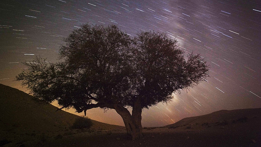 Chuva de meteoros na cidade de Mitzpe Ramon, em Israel, a altitude do lugar o torna um ponto perfeito de observação