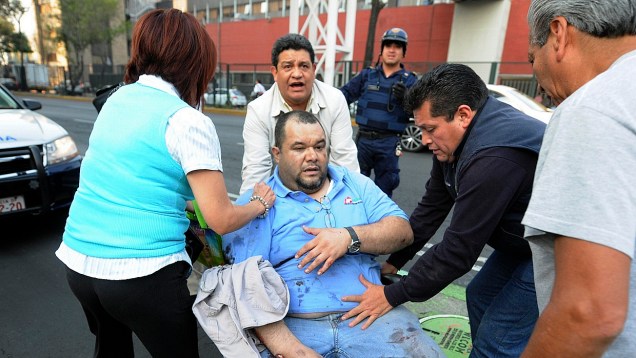 Homem recebe atendimento após explosão na sede da Pemex