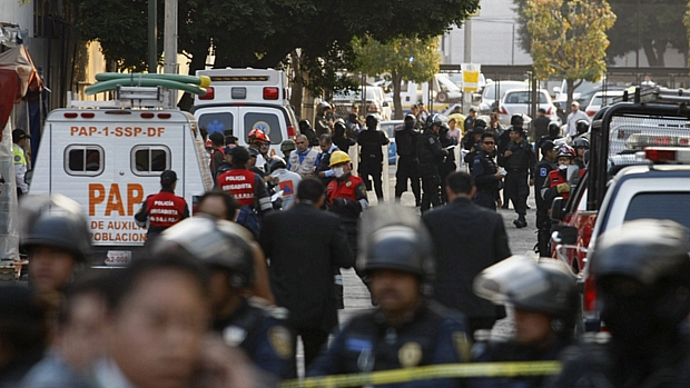 Bombeiros e equipes de resgate se concentram perto do prédio da Pemex, na Cidade do México