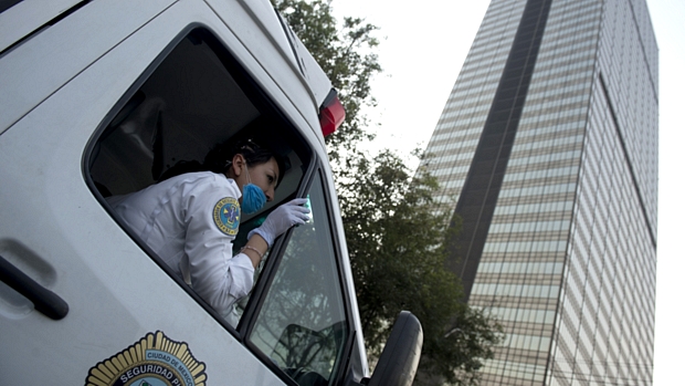 Ambulância aguarda perto do prédio da Pemex, na Cidade do México