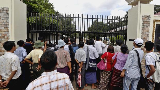 Parentes esperam soltura de presos, em frente ao presídio de Rangún, em Mianmar