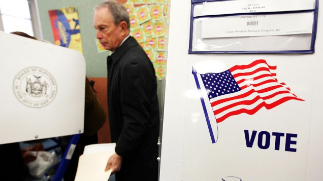 Prefeito de Nova York, Michael Bloomberg, visita sua seção eleitoral para votar