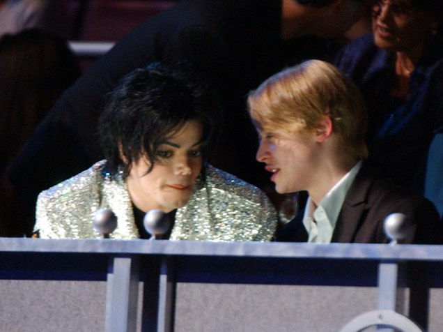 Michael Jackson e Macaulay Culkin, em 2001