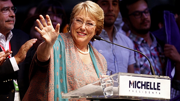 Michelle Bachelet festeja vitória na eleição presidencial ao lado de partidários
