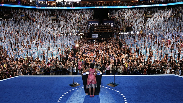 A primeira-dama dos Estados Unidos, Michelle Obama, discursa na convenção democrata