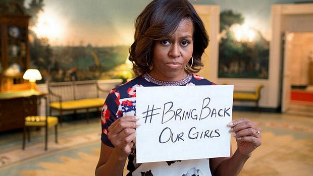 Michelle Obama segura cartaz pedindo o retorno das meninas nigerianas sequestradas em foto postada no Twitter nesta semana