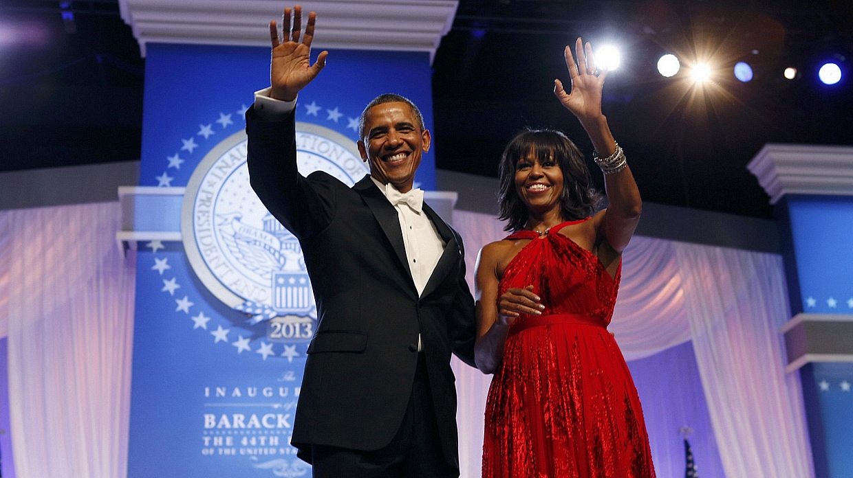 Barack e Michelle Obama acenam para os presentes no baile oficial da segunda posse do presidente