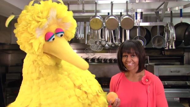 Michelle Obama e Garibaldo: Em vídeos, dupla dá dicas de alimentação e atividade física com o objetivo de combater a obesidade infantil
