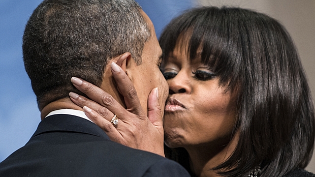 Michelle e Obama em festa democrata: elogio e beijo