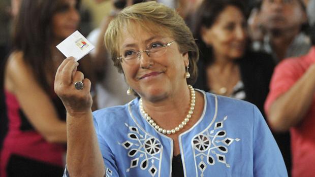 Michelle Bachelet mostra seu voto durante segundo turno da eleição presidencial no Chile