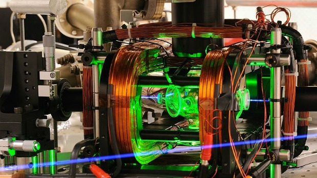 Foto do aparelho utilizado em experimentos de computação quântica do NIST com micro-ondas
