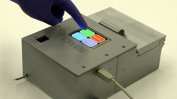 O microlaboratório é capaz de dar o resultado de um exame de sangue em meia hora. No futuro, ele poderá estar nos celulares.