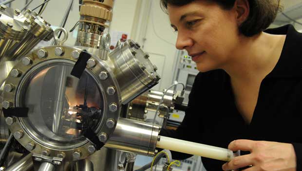 Cientista regular microscópio de tunelamento, capaz de observar átomos e moléculas