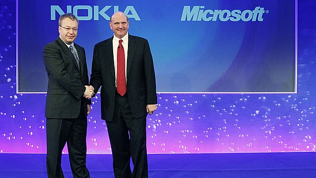 O CEO da Nokia, Stephen Elop (à esquerda) cumprimenta o colega da Microsoft, Steve Ballmer, durante o anúncio da aquisição da companhia