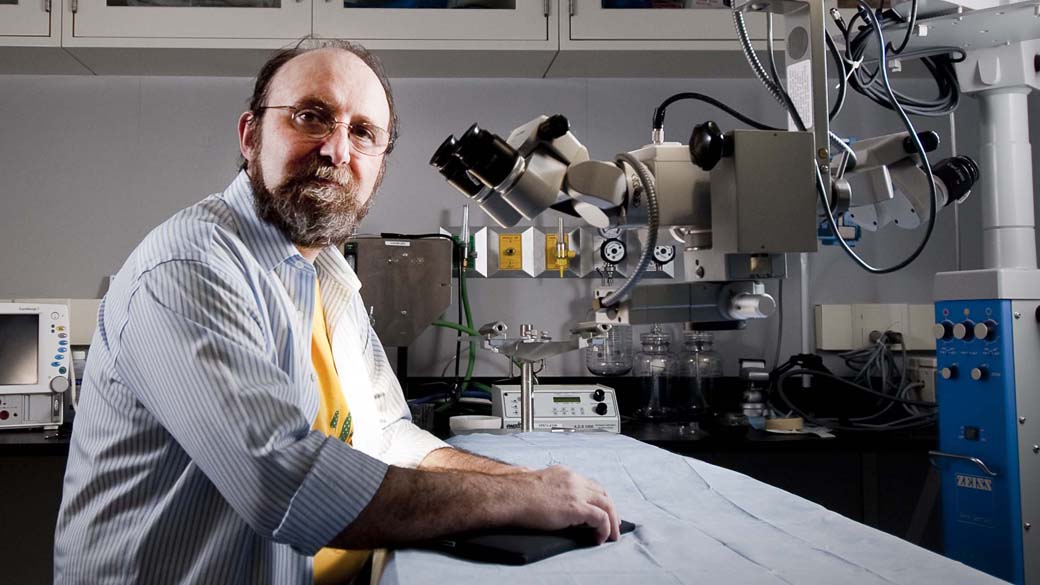 Cientista e professor Miguel Nicolelis em seu laboratório na Duke University em Durham, Carolina do Norte
