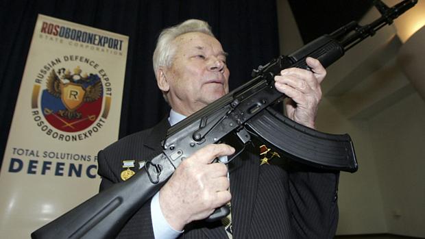 Mikhail Kalashnikov, segura um modelo do AK-47, durante entrevista concedida em Moscou, em abril de 2006